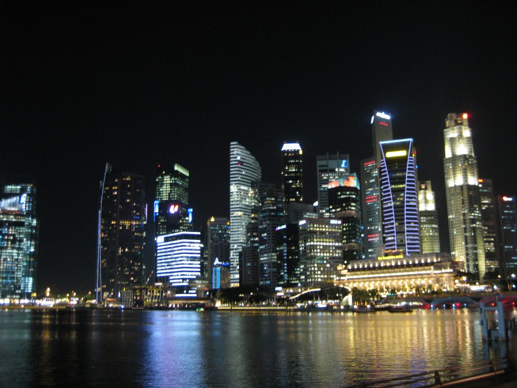 De skyline van Singapore